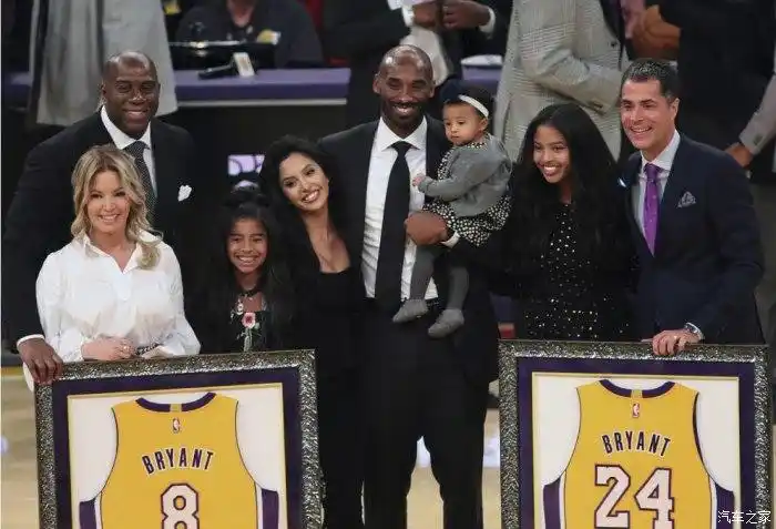 两件球衣,在湖人退役.一家人满满的幸福
