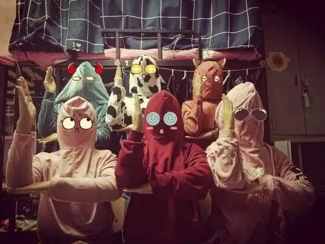 大学宿舍的搞笑视频那个主演 - 蜡笔小新卡通头像!