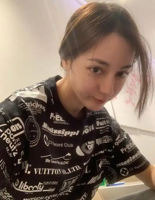 迪丽热巴的素颜照.热巴是属于浓颜系美女,化妆后就完全不一样了.