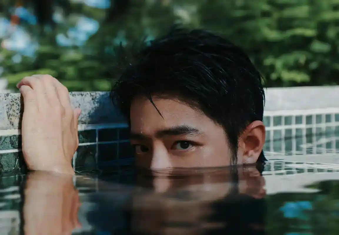 肖战泳池湿发大片