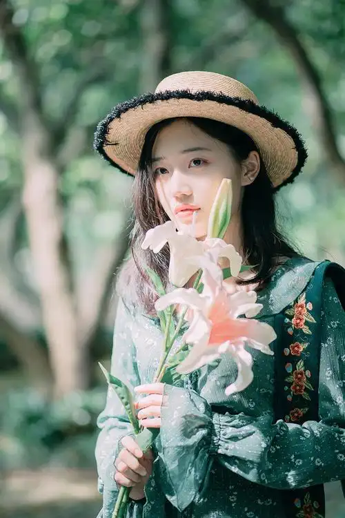 森系美女清新文艺户外写真图片