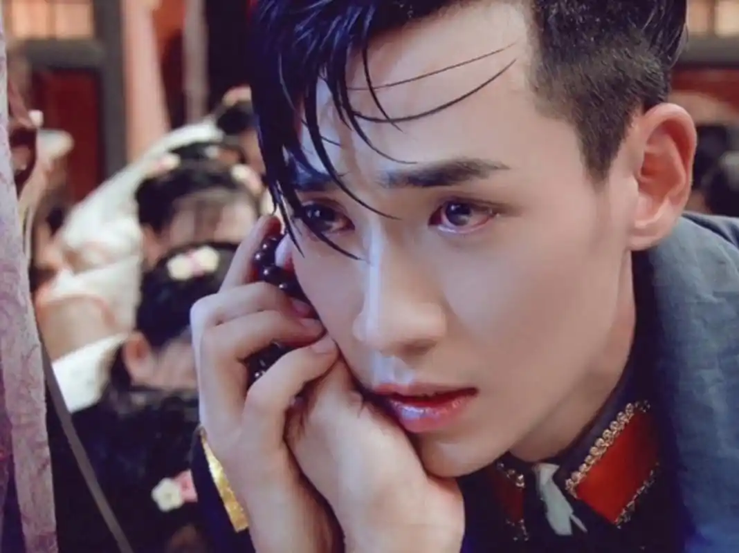 大概高中的时候,偷偷看电视剧《情定三生》,直接被朱一龙的迟瑞吸引.