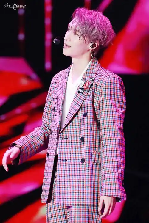 张艺兴[超话]#大航海南京演唱会 完美驾驭紫发的宝宝是心动啊95