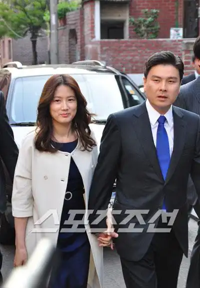 沈银河为丈夫拉票 夫妻现身投票现场很恩爱(图)