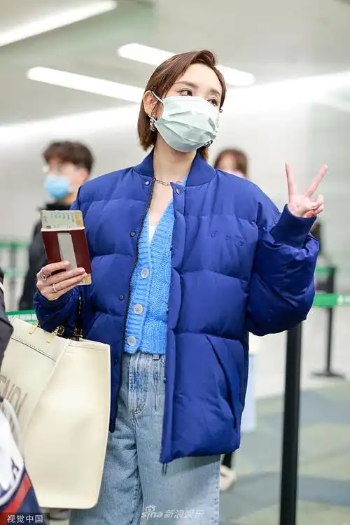 组图唐艺昕现身机场笑容治愈穿克莱因蓝简约有范