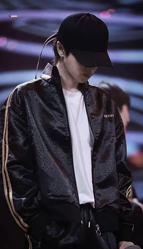 华晨宇一身休闲装扮出席活动佩戴精美配饰阳光帅气男友力十足