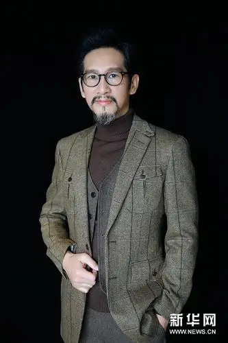 王劲松着修身西装 沉稳儒雅气质自现