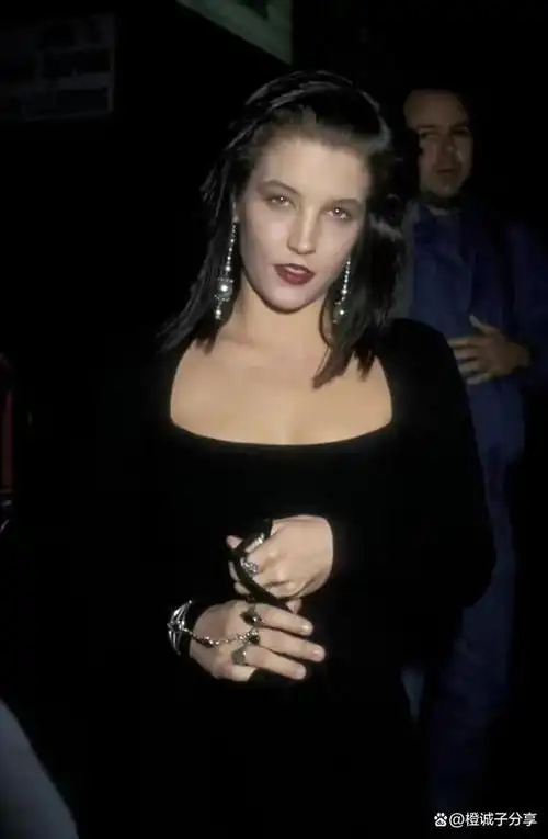 上世纪超级星二代 猫王独生女丽莎家中猝死 她过山车般波折的人生