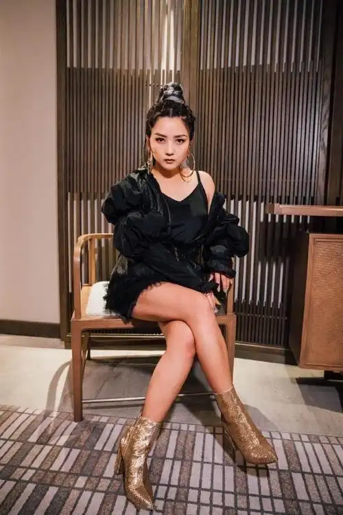 秋天适合什么颜色何洁的黑色穿搭不要错过了时尚又简约