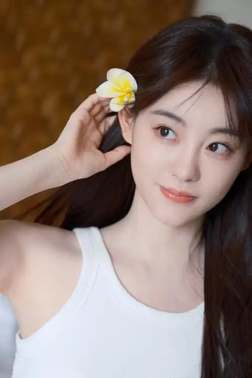 祝绪丹把鸡蛋花戴耳朵上