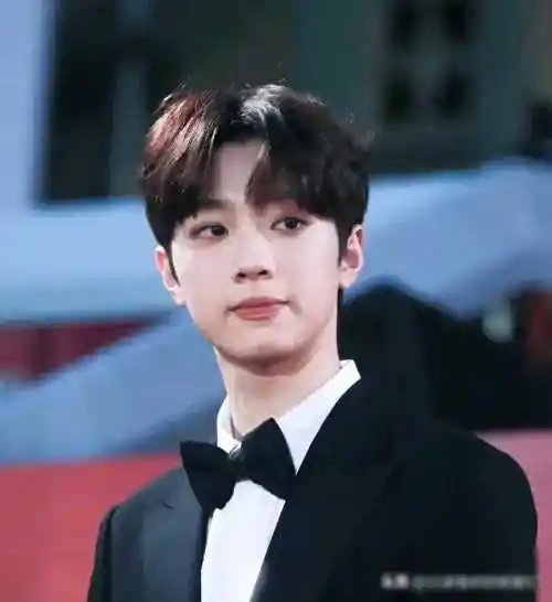 不仅如此,赖冠霖的笑容也极具吸引力,特别迷人,加上那小酒窝,更是让人