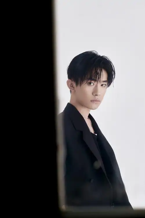 易烊千玺黑色西服冷峻帅气写真311