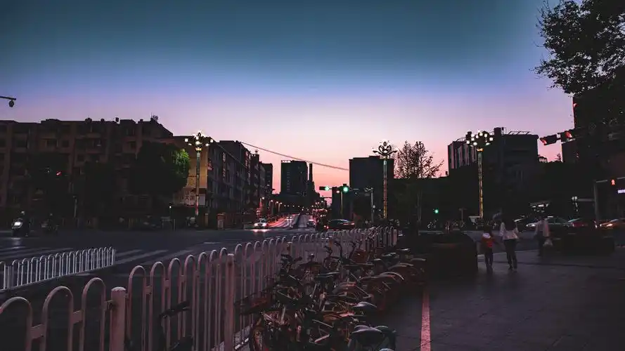 傍晚的街道回家的路人