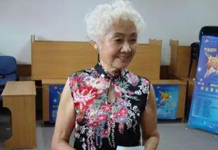 老太太烫发短发发型图片适合老人短发烫发造型2