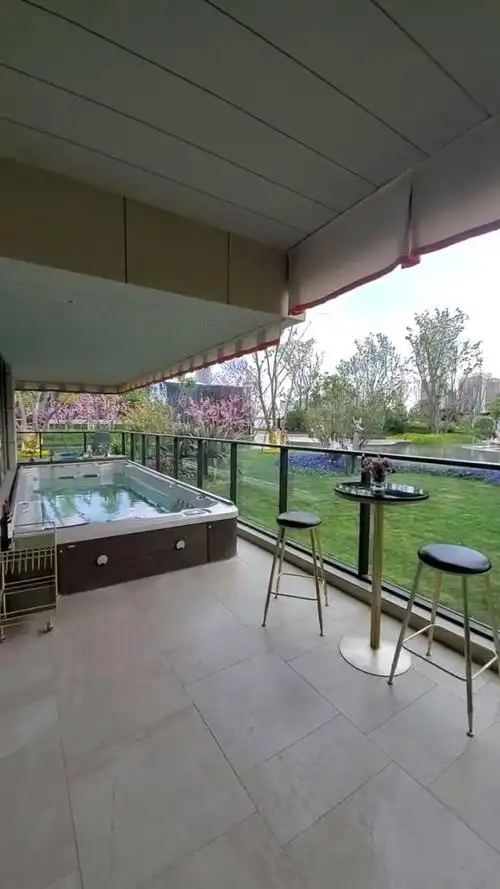 大平层见多了,带泳池的还真少见,这豪宅真适合你