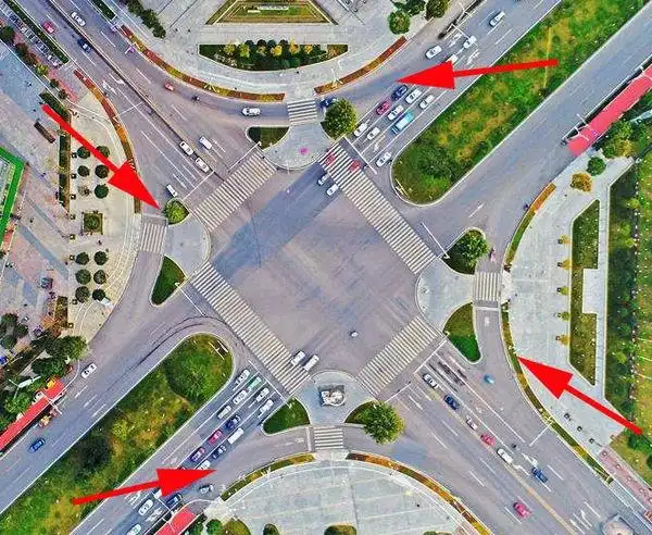 专用车道,但最右边车道也只显示右转弯(没有显示直行线和右转弯线),但