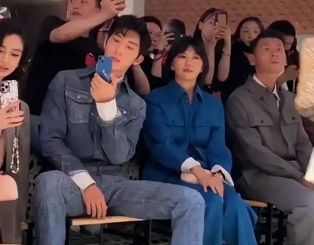 好甜刘雯井柏然大方认爱两人靠一起说悄悄话细节看出很相爱