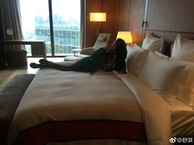 舒淇晒优雅床照美腿抢镜 素颜自拍赏窗外风景