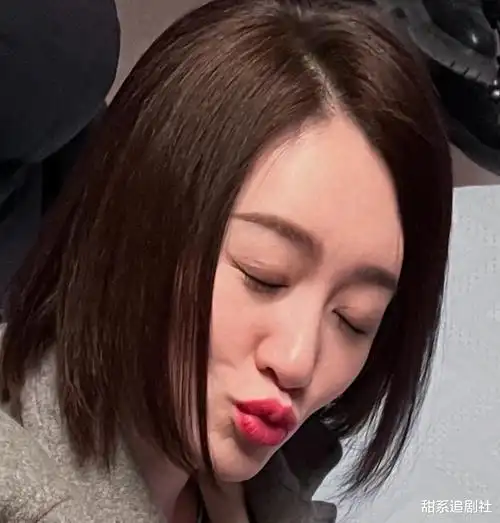 45岁李小冉晒照,抬头皱,法令纹清晰,这才是女明星的人间真实?