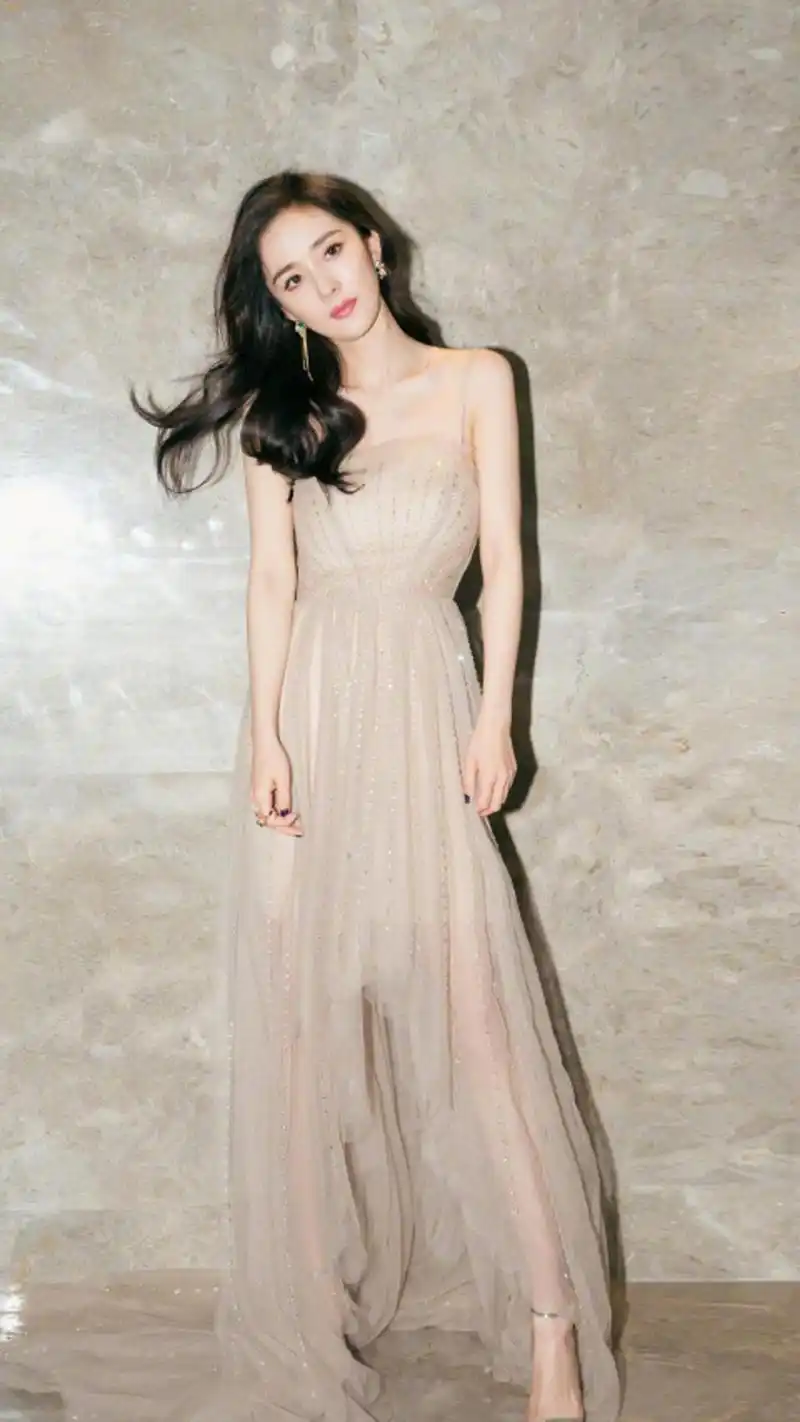 杨幂清新灵动吊带裙迷人写真