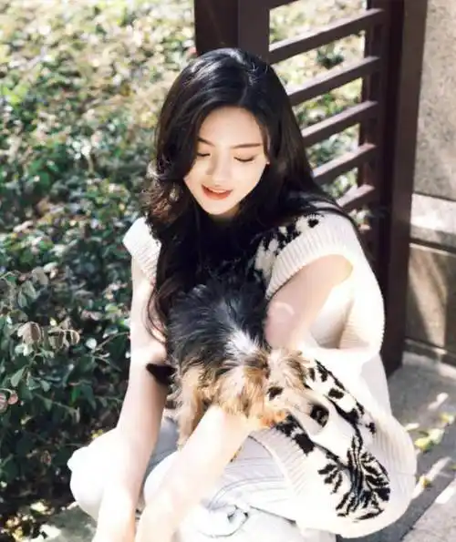 不愧是最美村花杨超越穿水墨纹针织衫出镜休闲率性魅力足