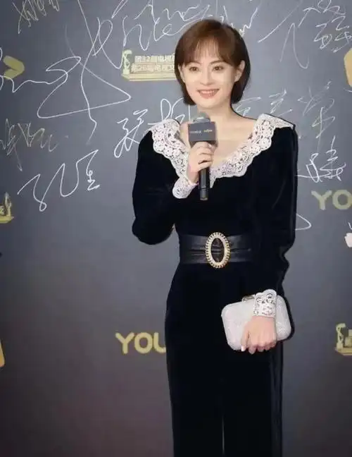 孙俪的穿衣风格可以用三个词来形容:简约,大气,有范.