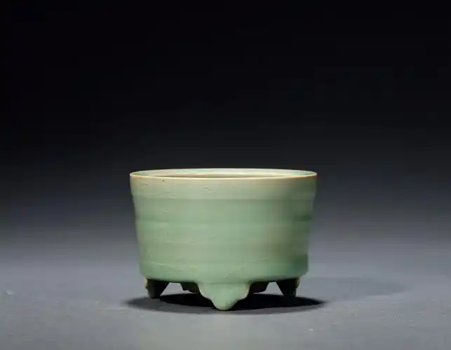 南宋·龙泉窑弦纹三足炉