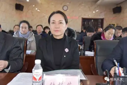 县十七届人大常委会第十六次会议召开