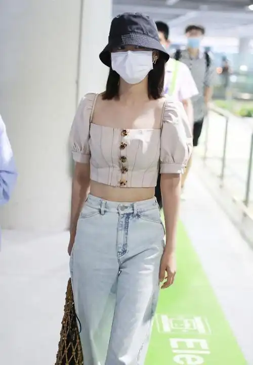 李沁这是胖了?露脐泡泡袖太显肚子,近距离看到马甲线我酸了