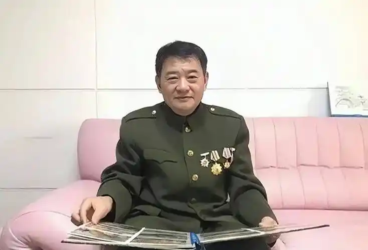 对越还击"活着的王成",军委授荣誉称号,1989年转业地方