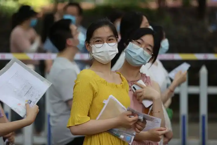 高考考生看考场