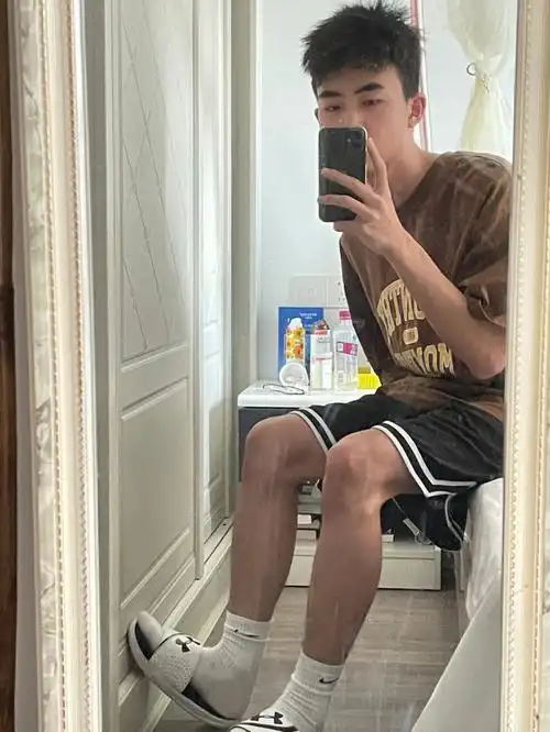 来看看男大学生经常用的一些东西#男生水乳  #精致男生  #男生自拍