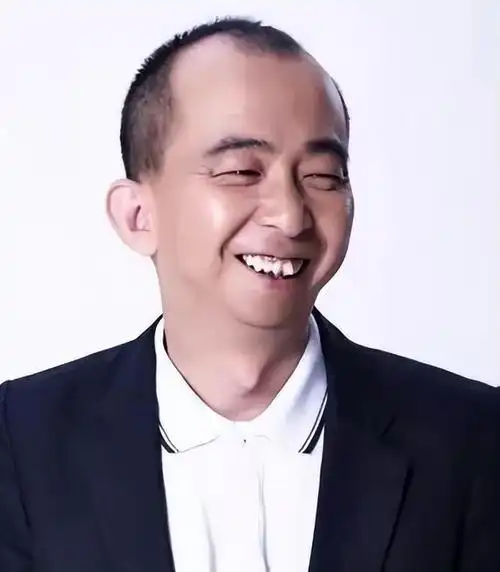 9岁出道41岁逆袭,长相奇丑却娶美貌娇妻,他是怎么做到的?