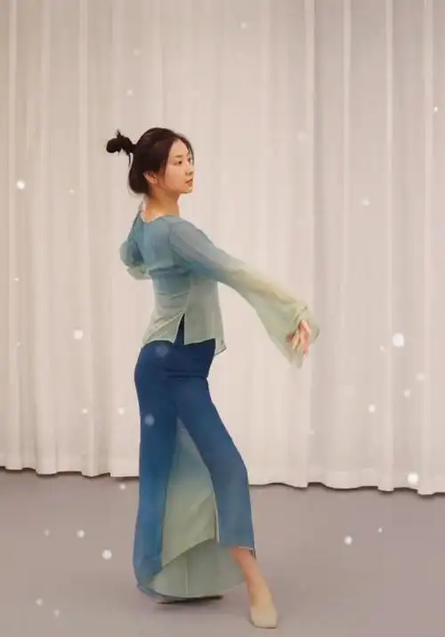 沈眉庄斓曦近照显孕态四肢纤细小腹微隆与老公相恋13年