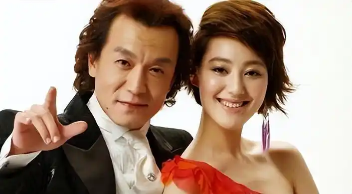 39岁央视主持王冠:曾与曹可凡传绯闻,私生活混乱,事业下滑