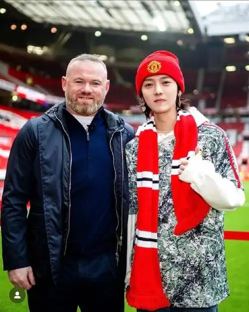 他的脸真的好小啊,特别是和球员合照一对比,鹿晗真的好小巧可爱,犹如