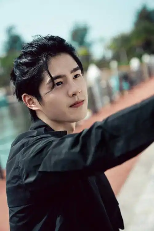 刘昊然25岁生日晒海边照,阳光帅气邻家大男孩,网友喊话周冬雨_祝福