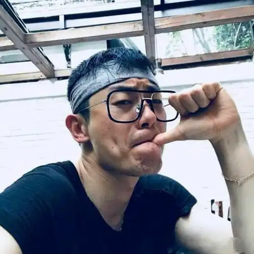 蔡徐坤的这个动作堪称专属,陈立农,朱亚文,林彦俊尝试后均失败