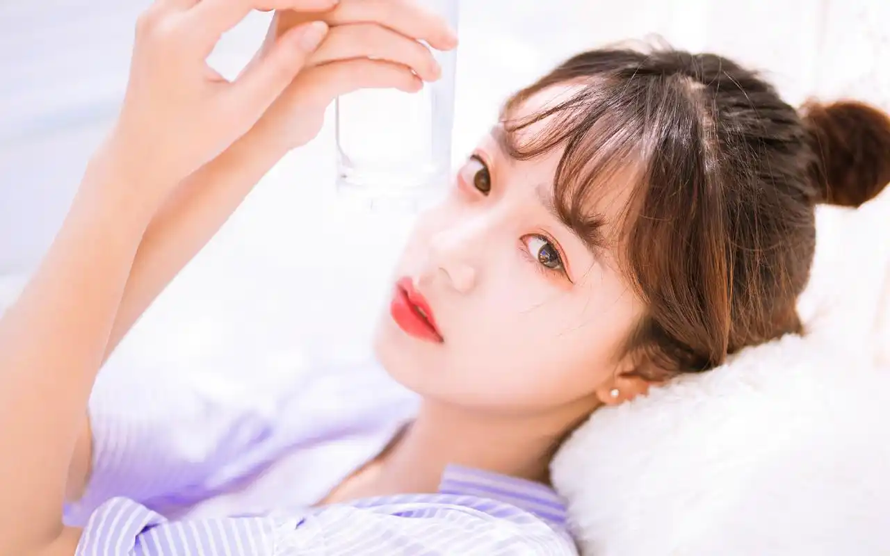 小清新白皙日系文艺美女唯美高清桌面壁纸