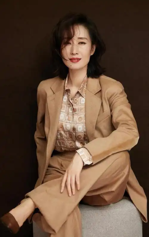 刘敏涛端庄优雅恬静写真,时尚俏丽!__财经头条