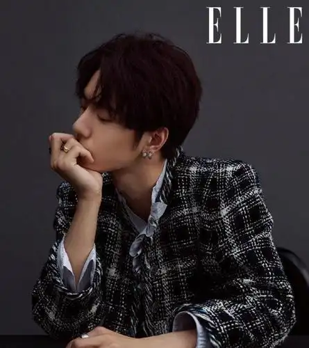 王一博果然是认真男孩,拍摄大片全程都没笑,把高冷范进行到底