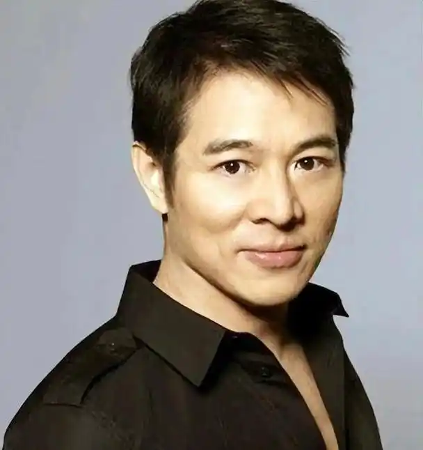 60岁李连杰近况:憔悴发福像70岁老翁,两个女儿身材火辣像利智!_第1张