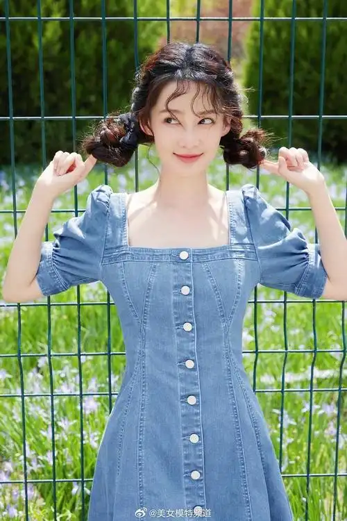 李沁少女风写真好甜美 穿蜜桃粉衬衣扎麻花辫娇俏可爱