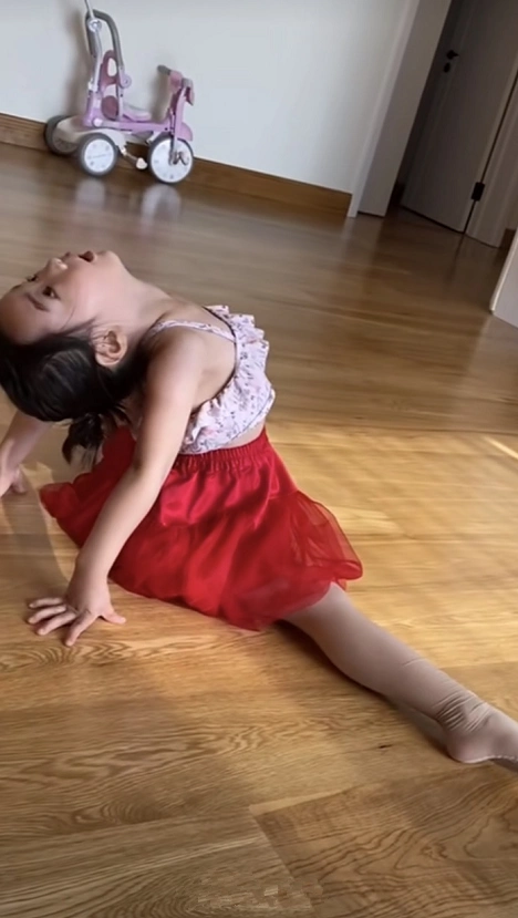董璇女儿穿红裙跳舞 小酒窝下腰劈叉优雅范儿十足