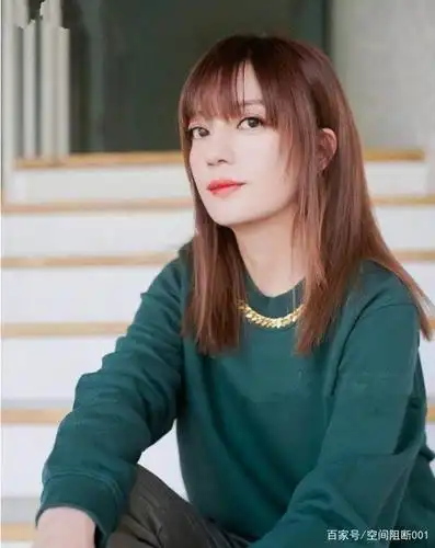 赵薇换发型,新发型穿白色短裙演绎高级美,就像图中的人