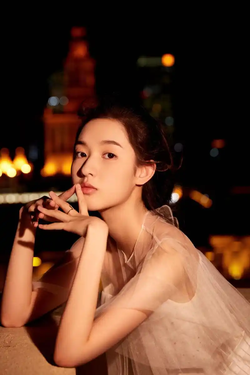 王玉雯薄纱裙唯美夜景写真图片