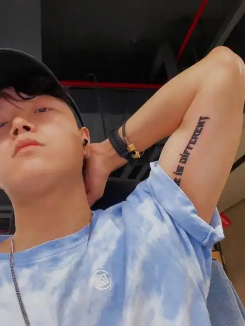 不接受无趣用纹身来对话