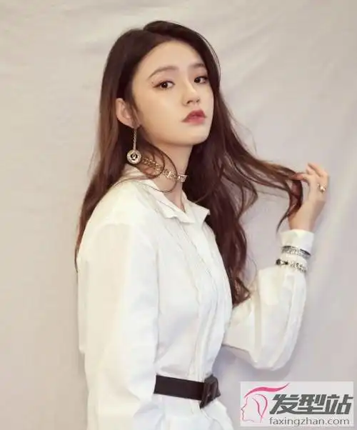 女生三七分卷发怎么烫好看 侧分造型美到心坎里