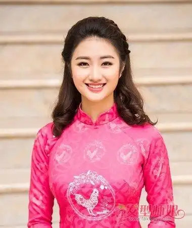 女生中分长发双编发发型,长长的头发两边都梳在了耳朵靠下的位置,双