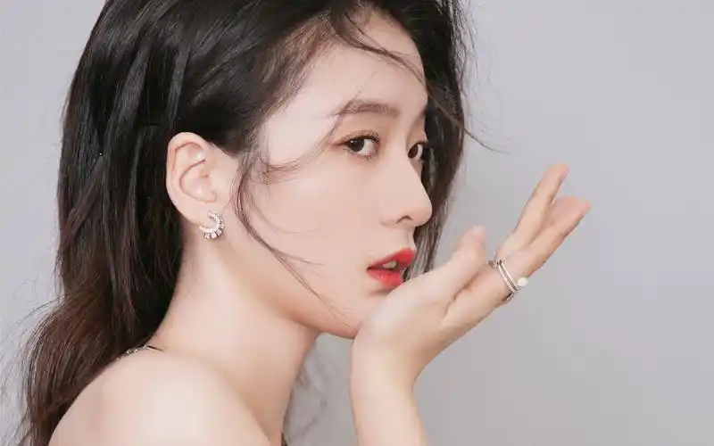 张雪迎抹胸礼服性感图片桌面壁纸